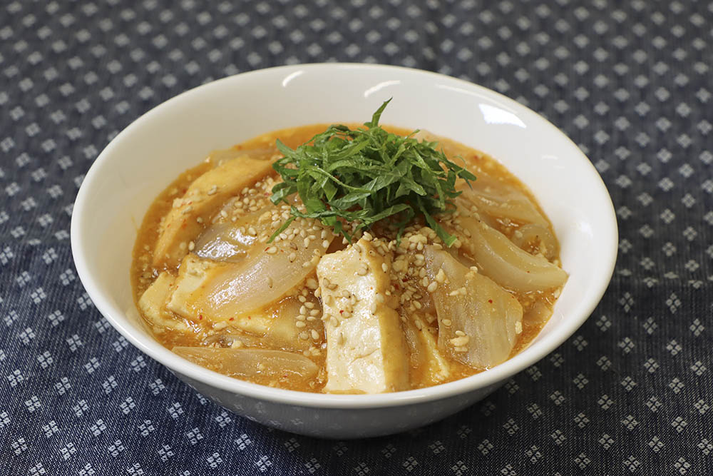 玉ねぎと厚揚げの旨辛鶏そぼろ煮